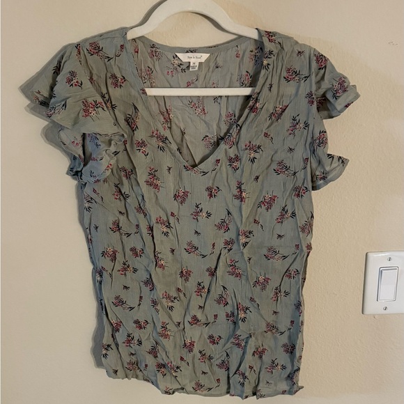 Elegant Floral V-Neck Blouse - Picture 1 of 3